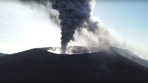 Hace erupción el Monte Shindake en Japón 