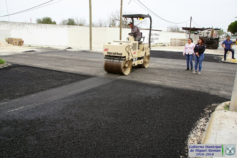 Supervisa alcaldesa obras de pavimentación 