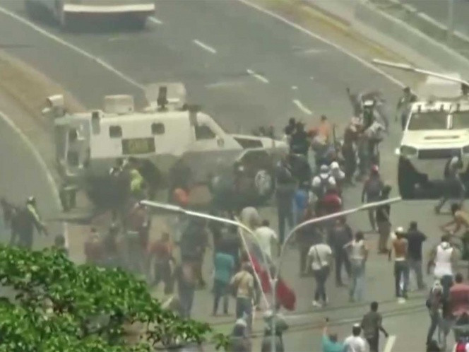 Tanqueta arrolla a manifestantes opositores en Venezuela
