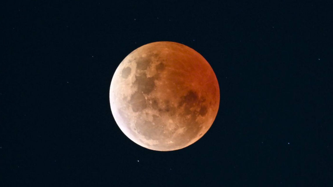 Así se vivió el eclipse lunar total; fenómeno no volverá a repetirse hasta el 2025
