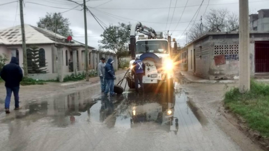 Comapa trabaja con equipo vactor