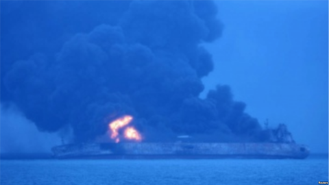 A punto de hundirse tanquero iraní accidentado frente a Shanghai