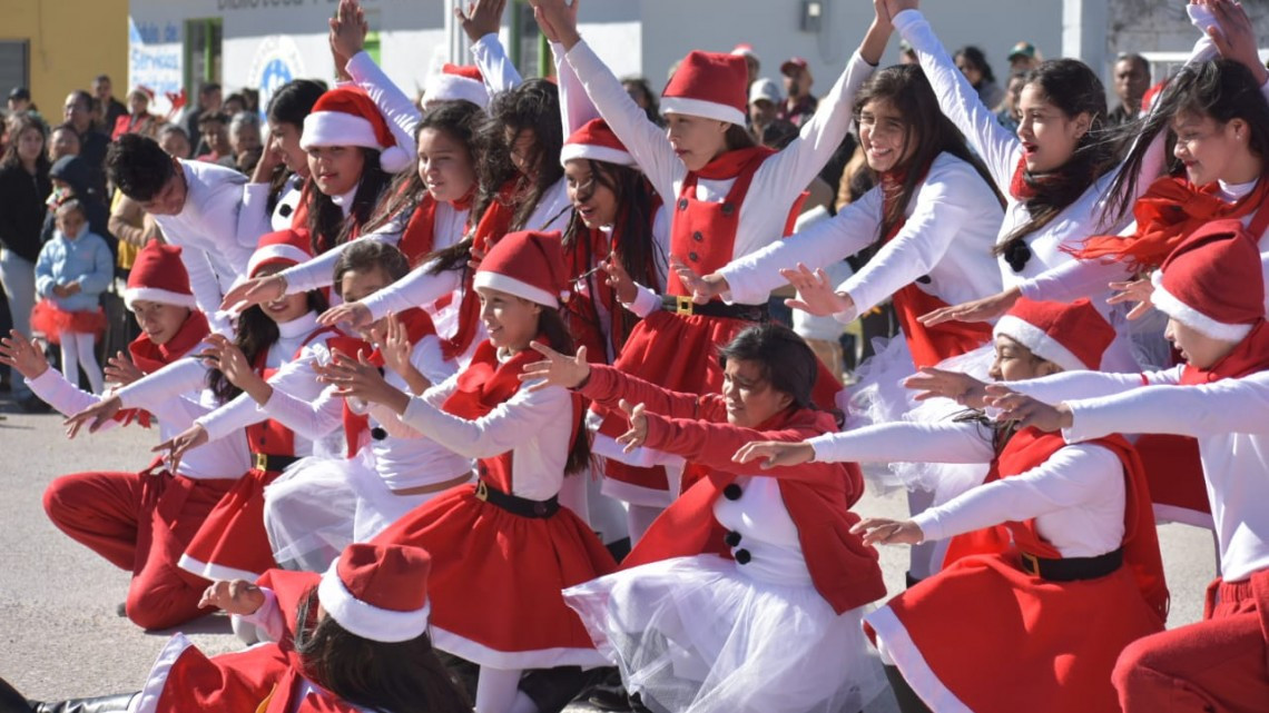 Exitoso Desfile Navideño en Santa Apolonia