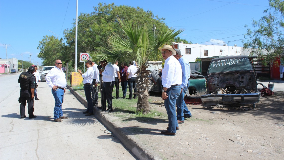 Retiran vehículos desmantelados por invadir vía pública