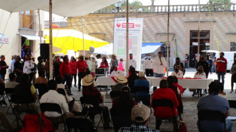 Avientan jitomates y huevos a Fernández Noroña en su visita de trabajo en Hidalgo