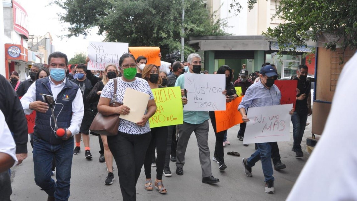 Marchan periodistas para exigir justicia por Tony de la Cruz 