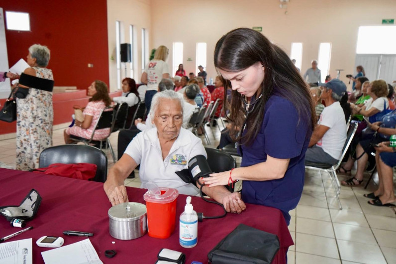 Adultos mayores reciben atención integral en brigada gratuita del Sistema DIF Nuevo Laredo 