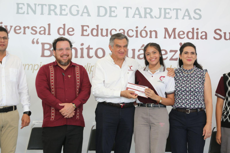 Entrega gobernador a estudiantes de la zona sur becas federales “Benito Juárez”