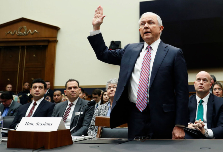 Sessions admite haber tenido relación en el Kremlin