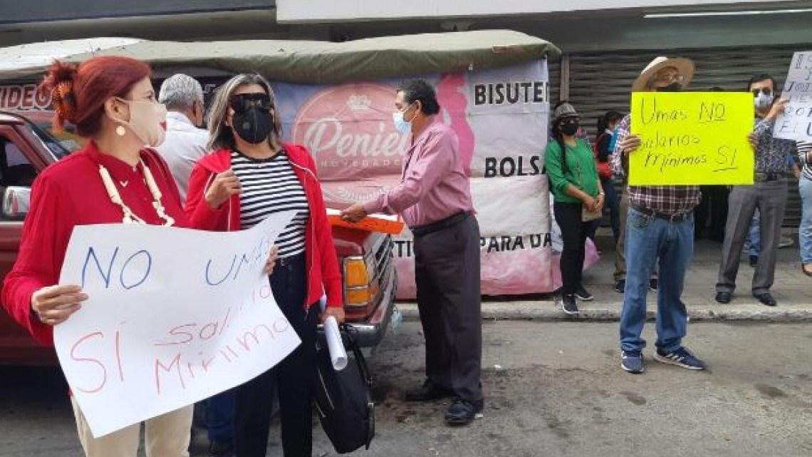 Maestros jubilados toman delegación del ISSSTE; amenazan con tomar edificios y carreteras 