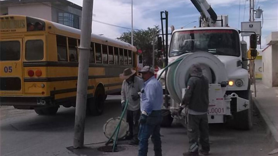 Comapa trabaja con equipo vactor