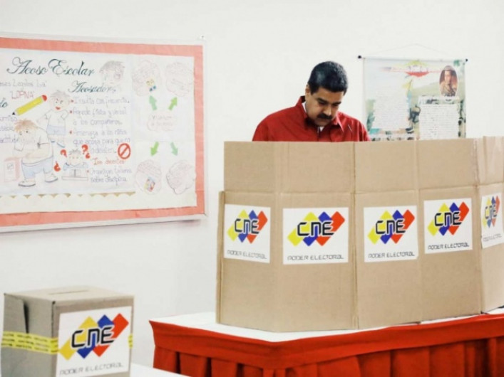Presidente de Venezuela, primero en votar