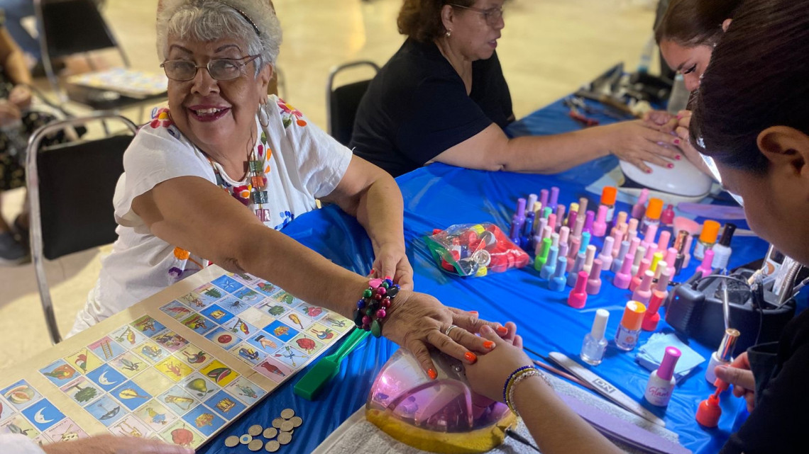 Brigada médica atiende a adultos mayores