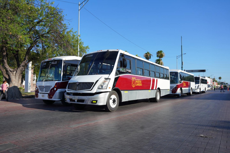Alcaldesa Carmen Lilia Canturosas da banderazo a nuevos camiones urbanos para reforzar rutas al poniente de la ciudad