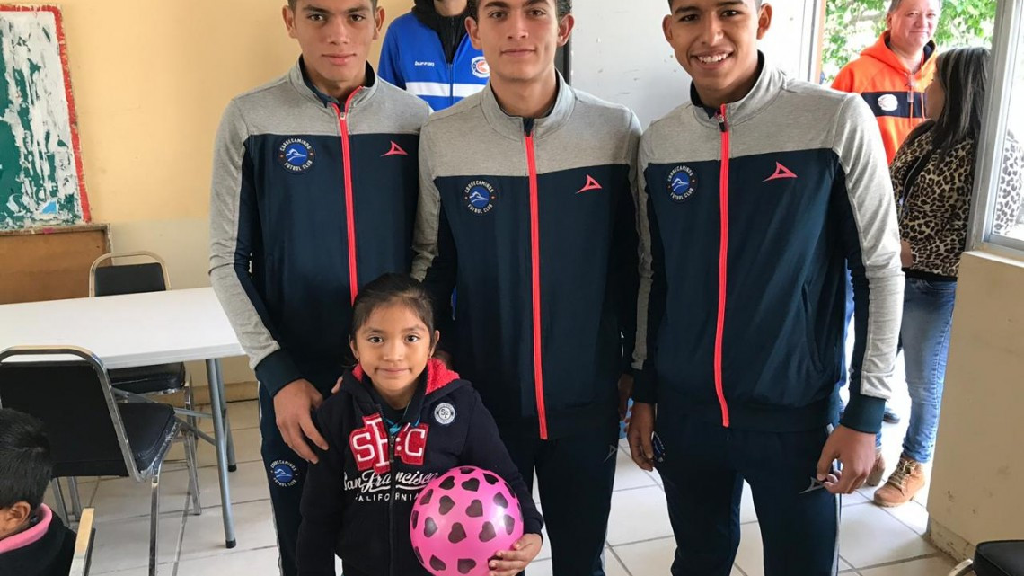 Dibujan sonrisas a pequeños