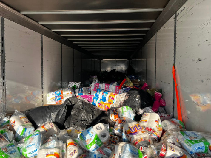 Sale tráiler de Nuevo Laredo con toneladas de ayuda para Reynosa