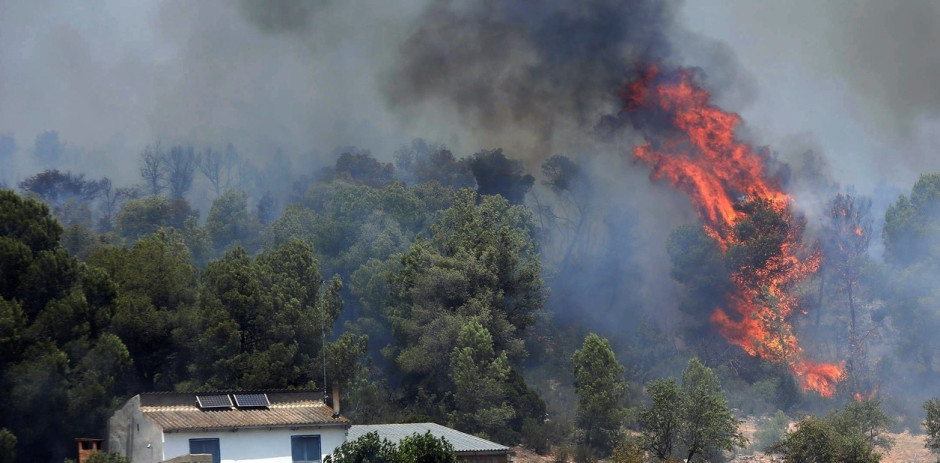 Bomberos controlan 80 por ciento del incendio en Cataluña