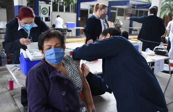 Adultos mayores celebran inicio de vacunación en Victoria