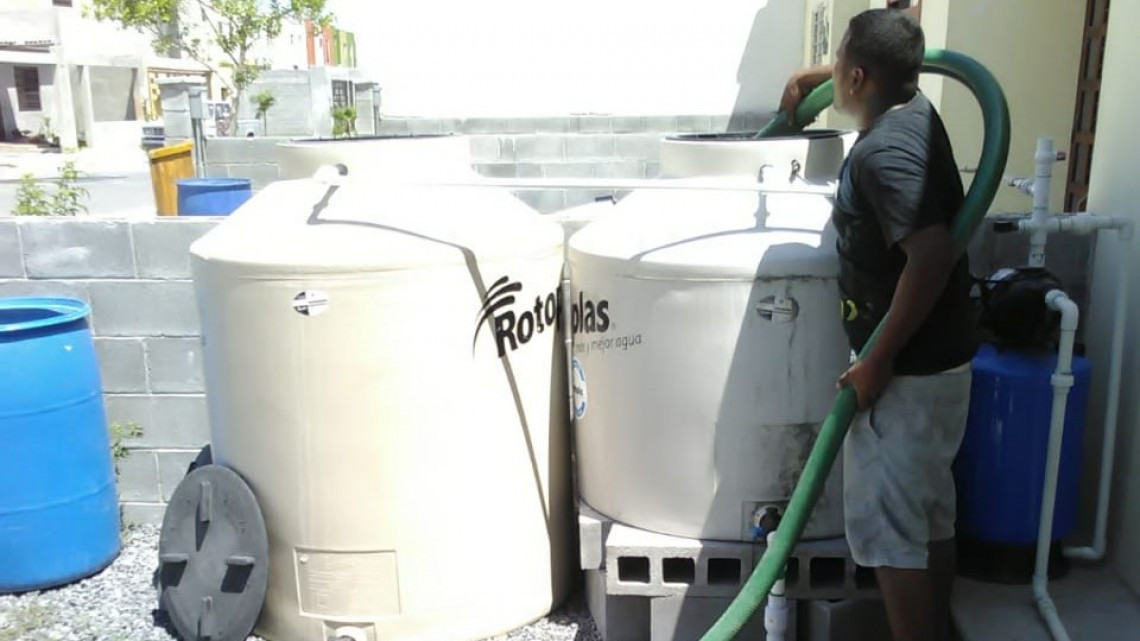 Familias reciben pipas con agua potable