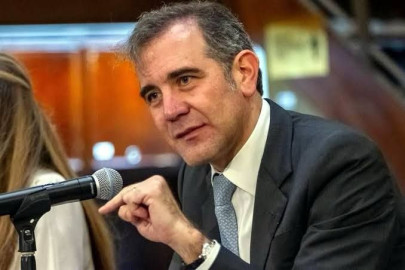 SCJN ordena a SEP retirar imagen de Lorenzo Córdova en libros de texto gratuitos