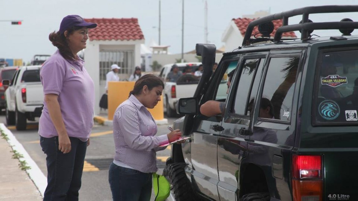 Continua colocación de pulseras para menores