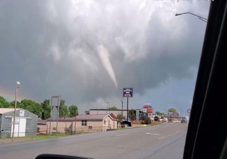 Tornados dejan al menos 7 víctimas