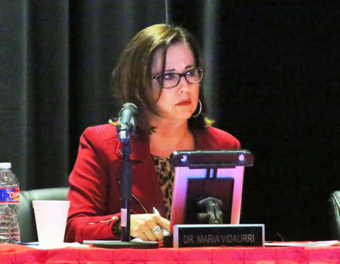 Ciudadanos manifiestan inconformidad en reunión de junta directiva de Sharyland