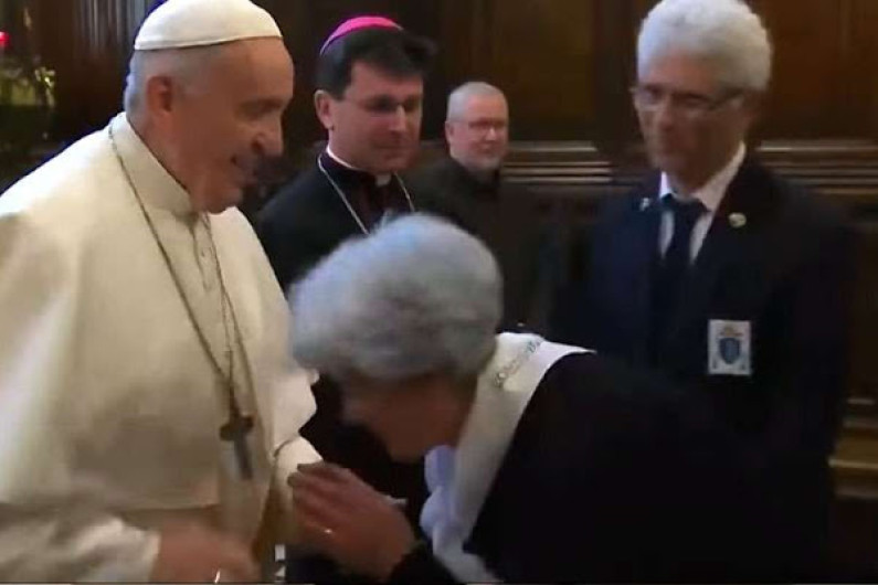 Vaticano explica por qué Francisco impidió a fieles besar anillo papal