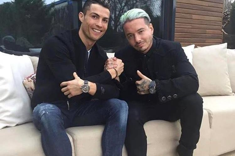 J Balvin y Cristiano Ronaldo haciendo broma en Instagram