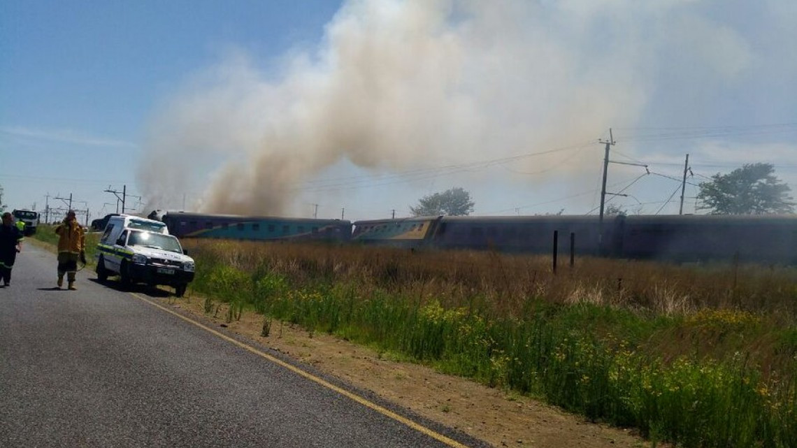 Al menos 12 muertos y 180 heridos en un accidente de tren en Sudáfrica