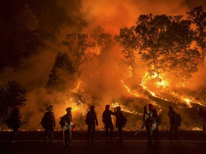 Evacuan a decenas de personas en California por incendio