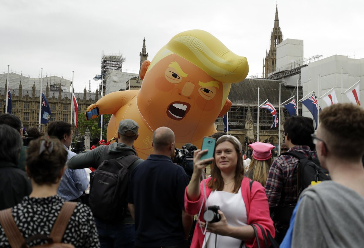 Como protesta, el gigante 'Baby Trump' vuelve a sobrevolar Londres