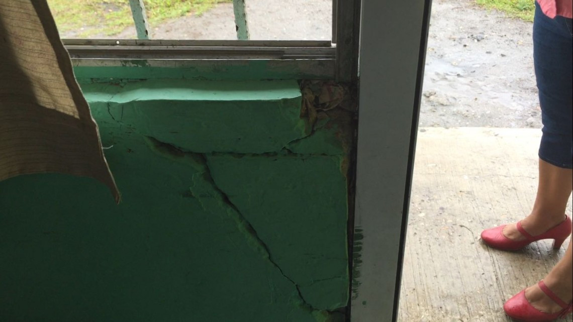 Paredes y pisos se quiebran en escuela primaria que se hunde
