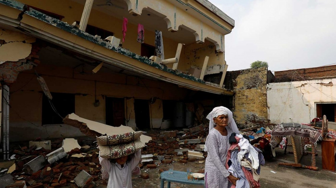 37 muertos suma sismo de 5.6 en Pakistán