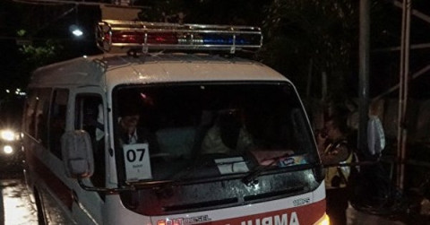 Deja nueve muertos al colapsar puente sobre río crecido en Indonesia 