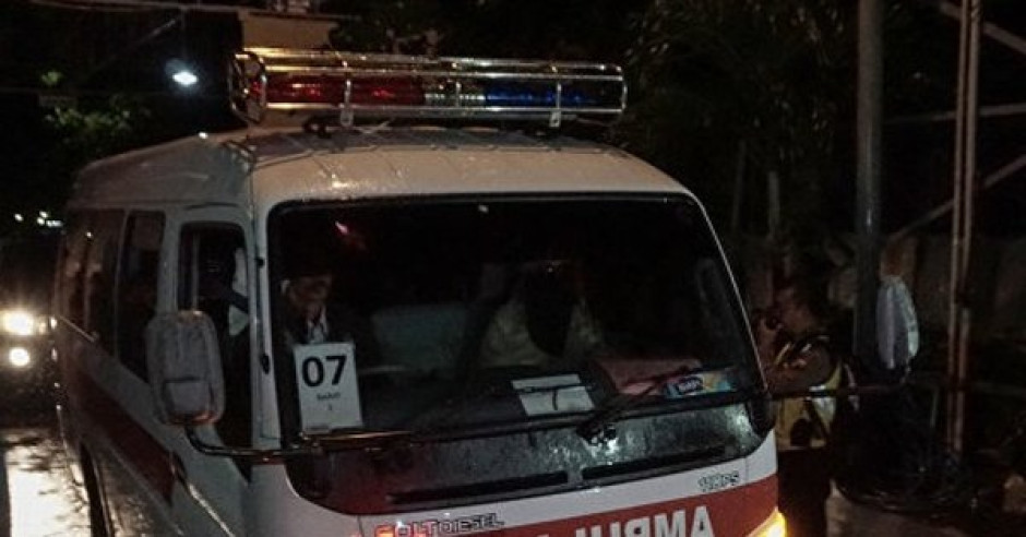 Deja nueve muertos al colapsar puente sobre río crecido en Indonesia 