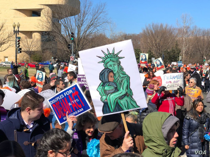 Fiscales de EU van contra medida de expulsar estudiantes internacionales 