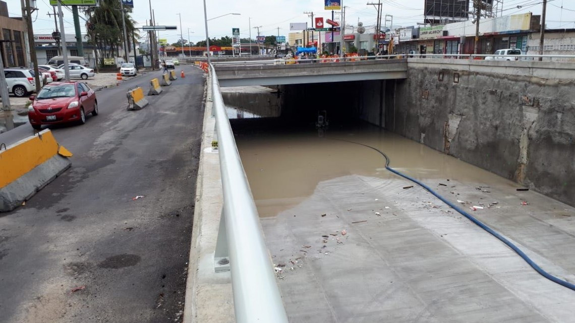 Se vuelve a inundar paso inferior vehicular San Pedro