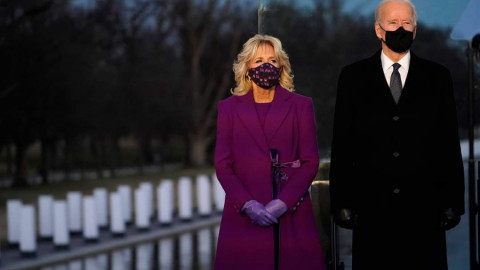 Joe Biden y Kamala Harris homenajean a los muertos por COVID-19 en EU