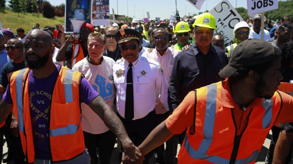 Miles de personas protestan en Chicago contra la violencia armada