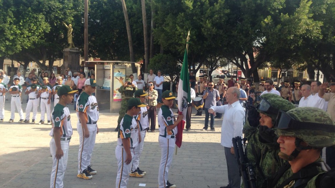 Alcalde de Matamoros abandera a peloteritos de la Matamoros A.C