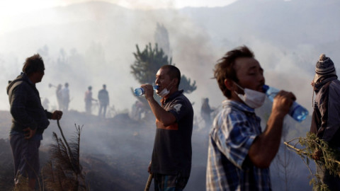 Brigadas terrestres y aéreas continúan combatiendo incendios en Chile