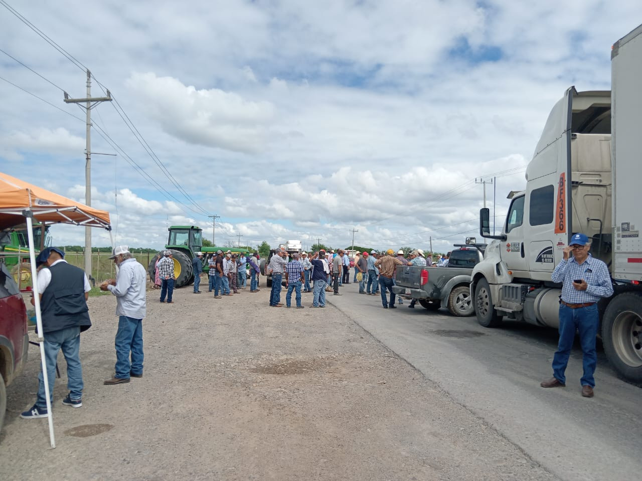Agricultores tamaulipecos se suman a protesta nacional; bloquean la carretera Victoria–Matamoros
