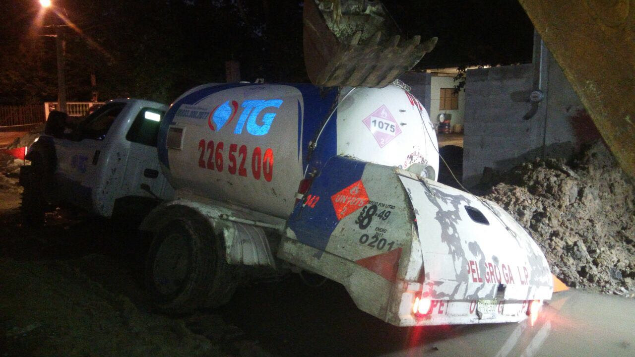 Cae pipa cargada de gas en socavón 