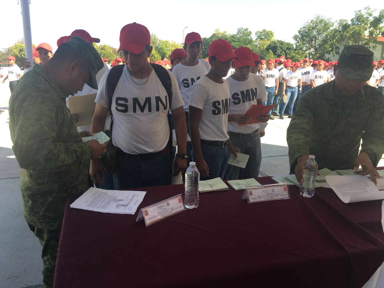 Reciben más de 900 jóvenes cartilla del SMN