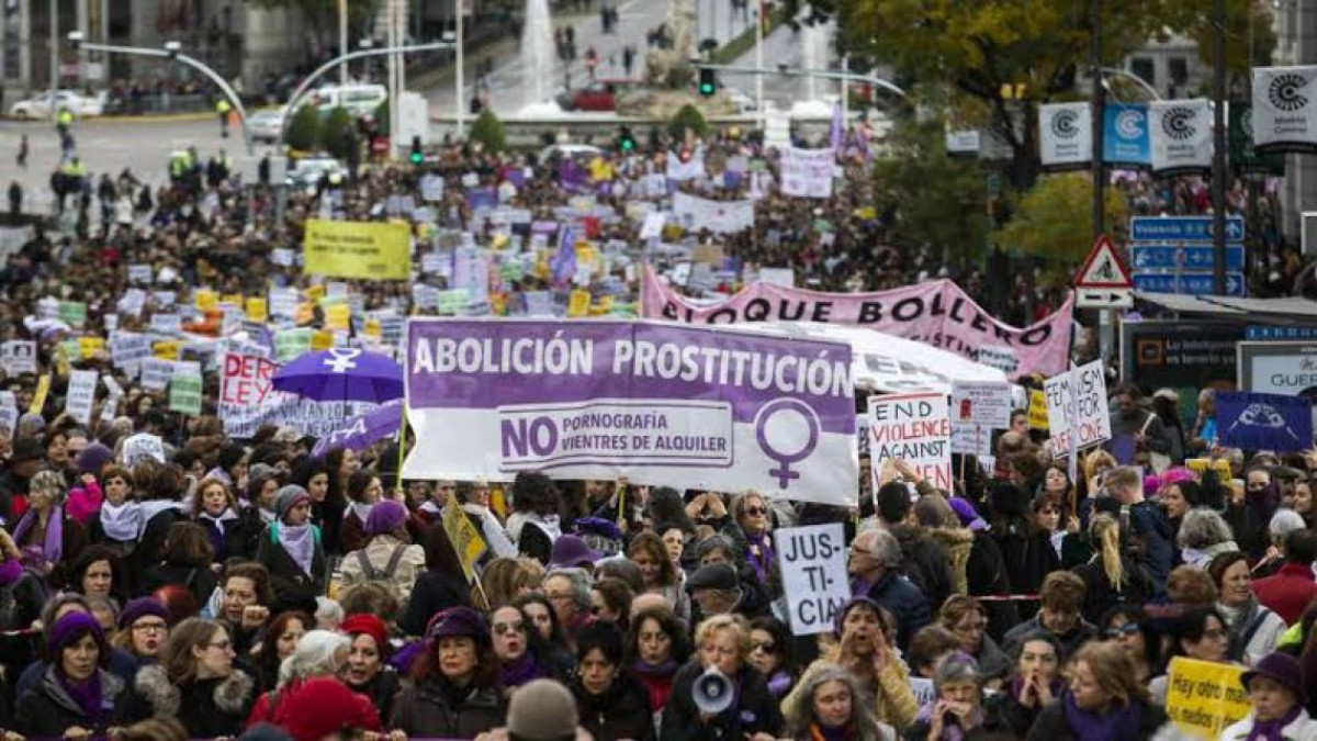 Miles de manifestantes tiñen Francia de morado contra la violencia machista