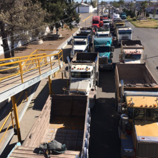 Transportistas bloquean Pemex en Durango, en protesta al 'gasolinazo'