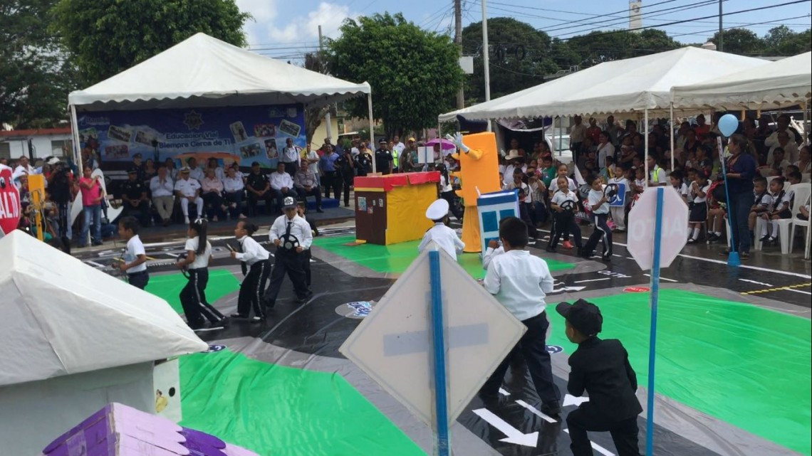 Niños de educación básica, demuestran lo aprendido en el tema de vialidad.