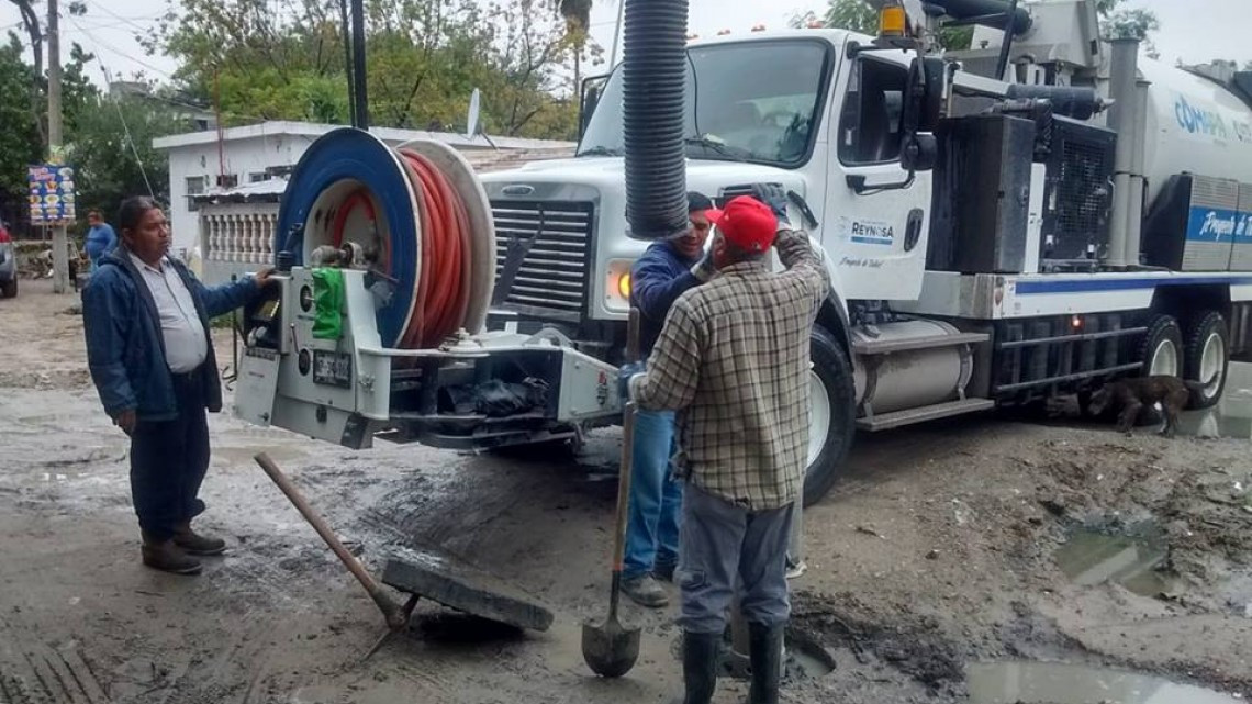 Comapa trabaja con equipo vactor