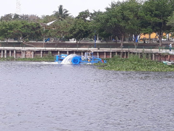 Continúan trabajos de limpieza de maleza acuática, en la laguna de champayan